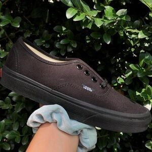 Black Vans Women’s 7.0